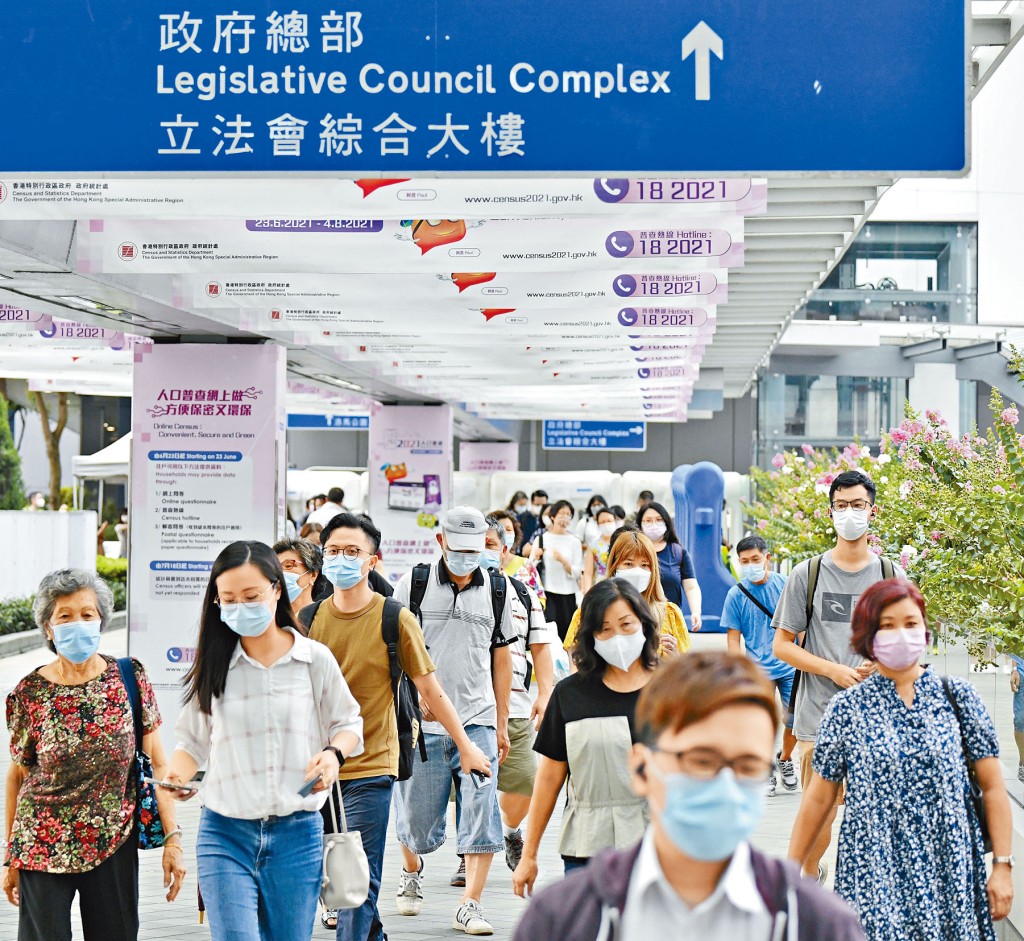 ■公务员及政府员工、医管局员工、安老及残疾人士院舍员工及中小学幼稚园教职员等四大类人士，必须打疫苗，否则自费检测。