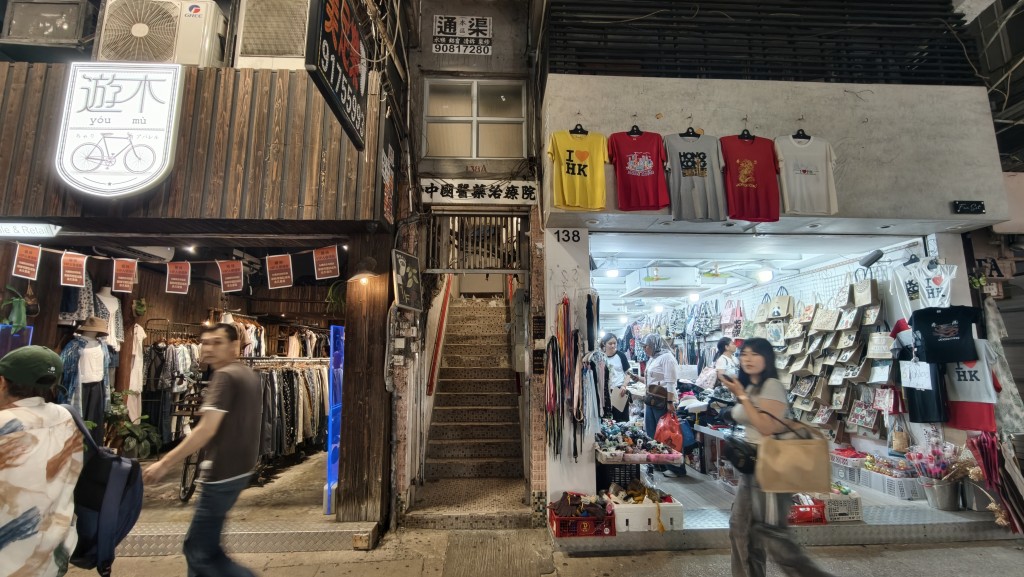 老翁在花园街138号的梯间被一名女子抢去一条金链。黄文威摄