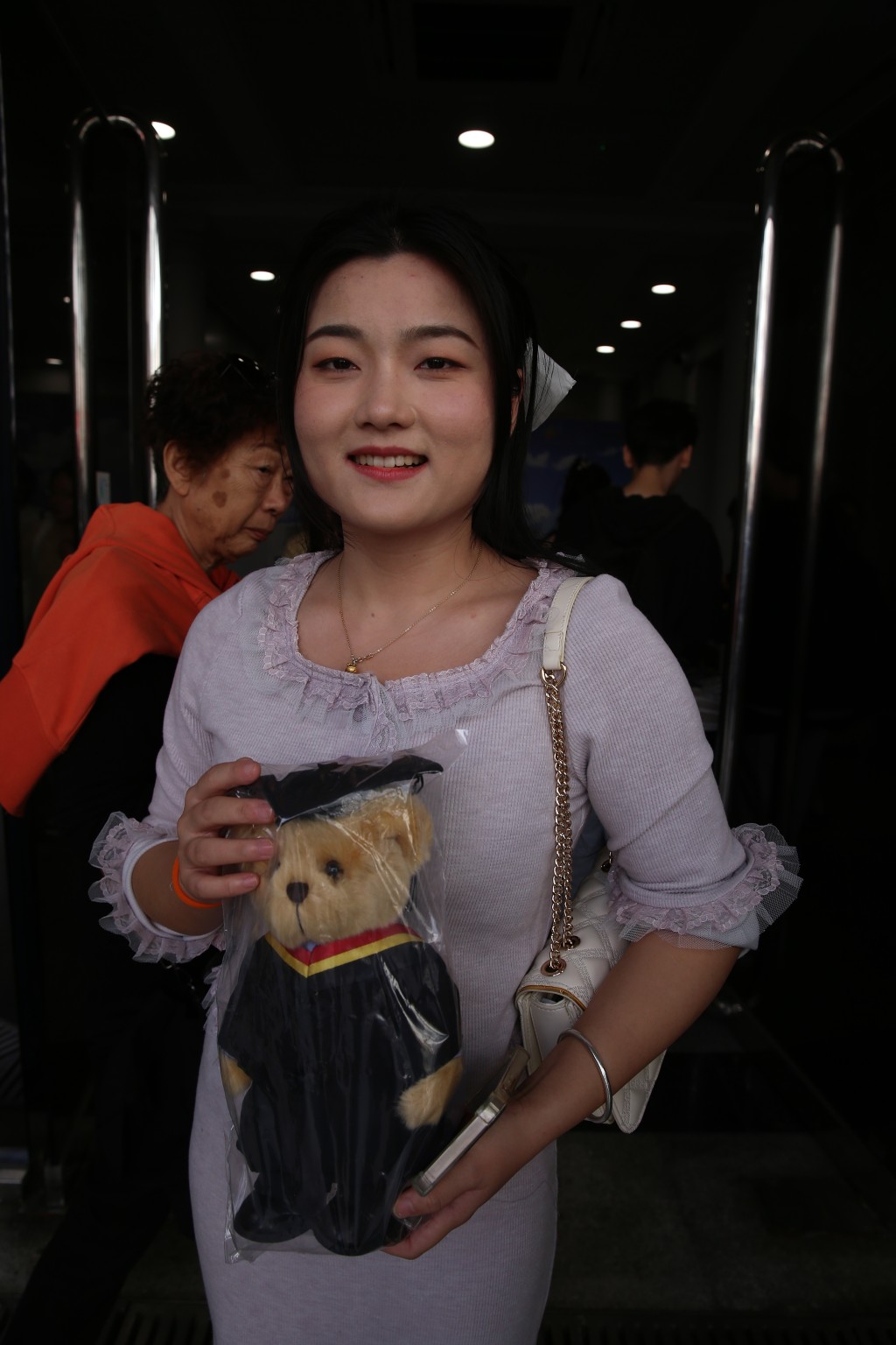 内地游客尹小姐拣选警察玩具熊。刘汉权摄