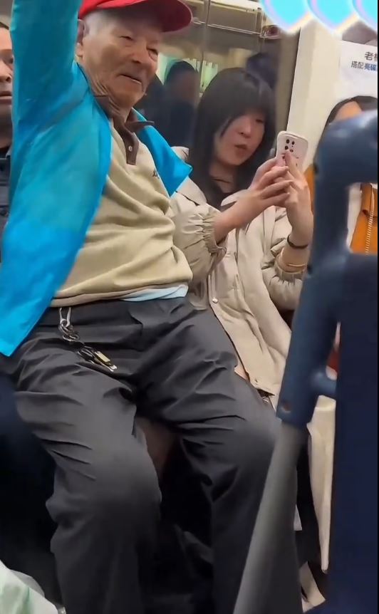 上海地鐵老翁強行坐在女乘客腿上。抖音