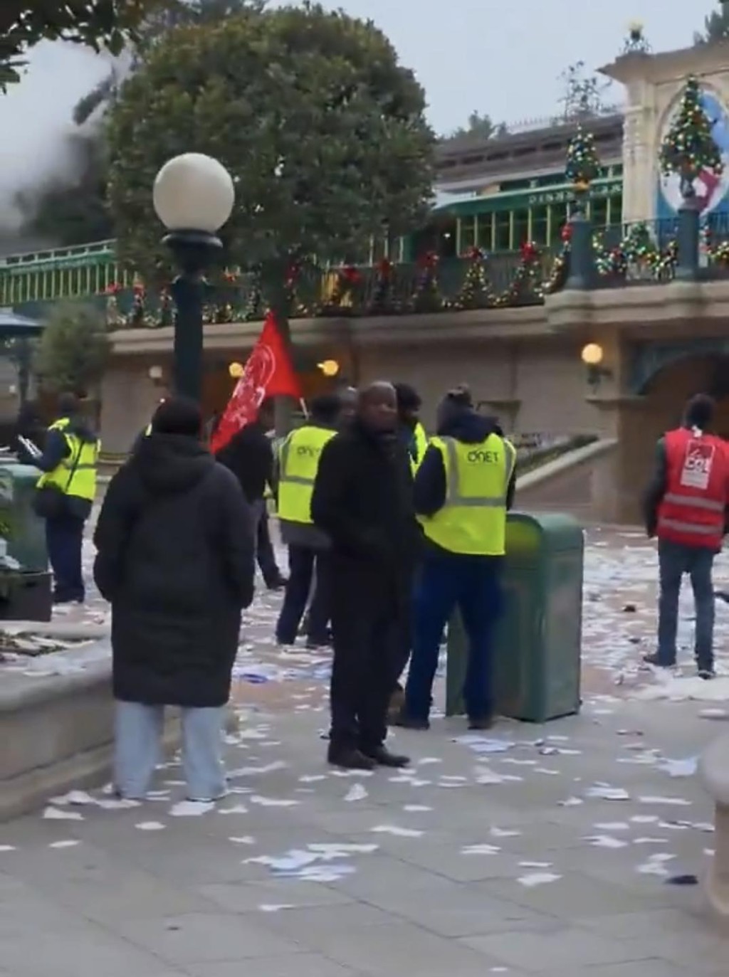 法国巴黎迪士尼本周因清洁工人罢工，导致园区满地垃圾。Donald Trump For President/FB
