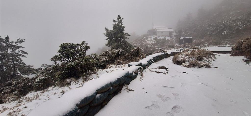 台東嘉明湖山區降雪，出現白色世界美景。熊出沒團隊