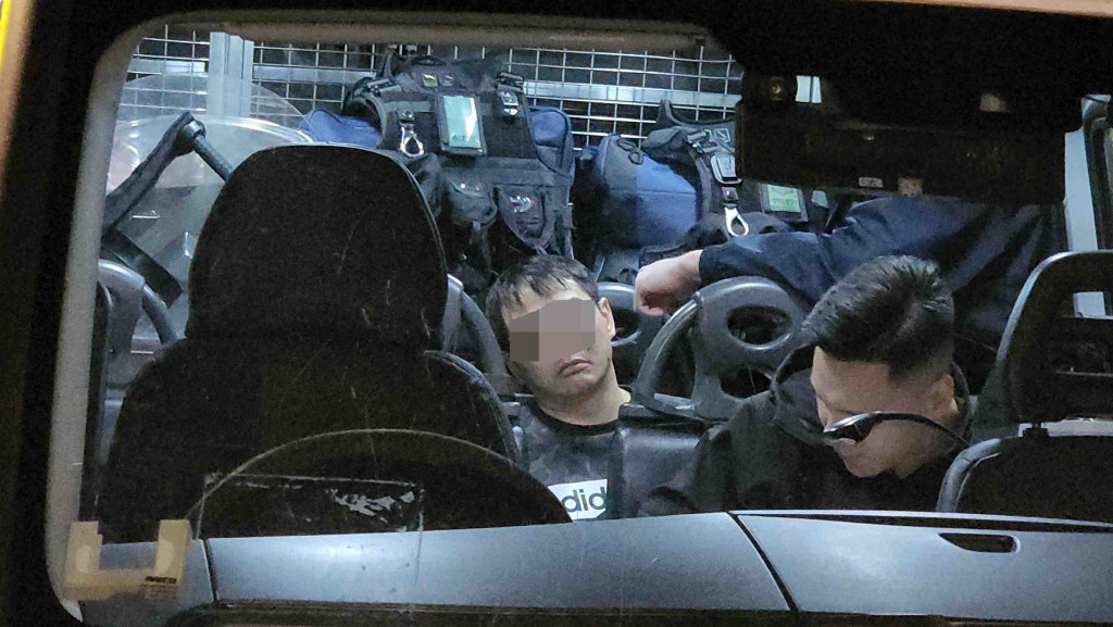 男司機被帶上警車調查。黎志偉攝 男司機被帶上警車調查。黎志偉攝