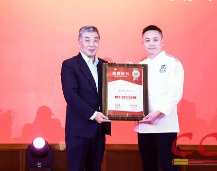 費大廚的「全國小炒肉大王」稱號,被發現僅是經網上投票獲得。中烹協 費大廚的「全國小炒肉大王」稱號,被發現僅是經網上投票獲得。中烹協