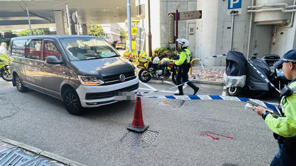 貨Van撞倒過路婦，路面遺下血迹。蔡楚輝攝