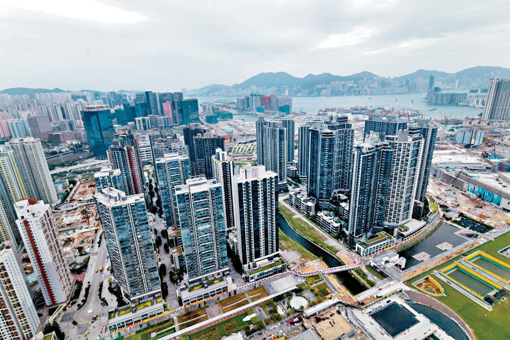 本港私樓整體落成量自2024年逐步下跌，今明兩年進一步回落，並現「三連跌」局面。