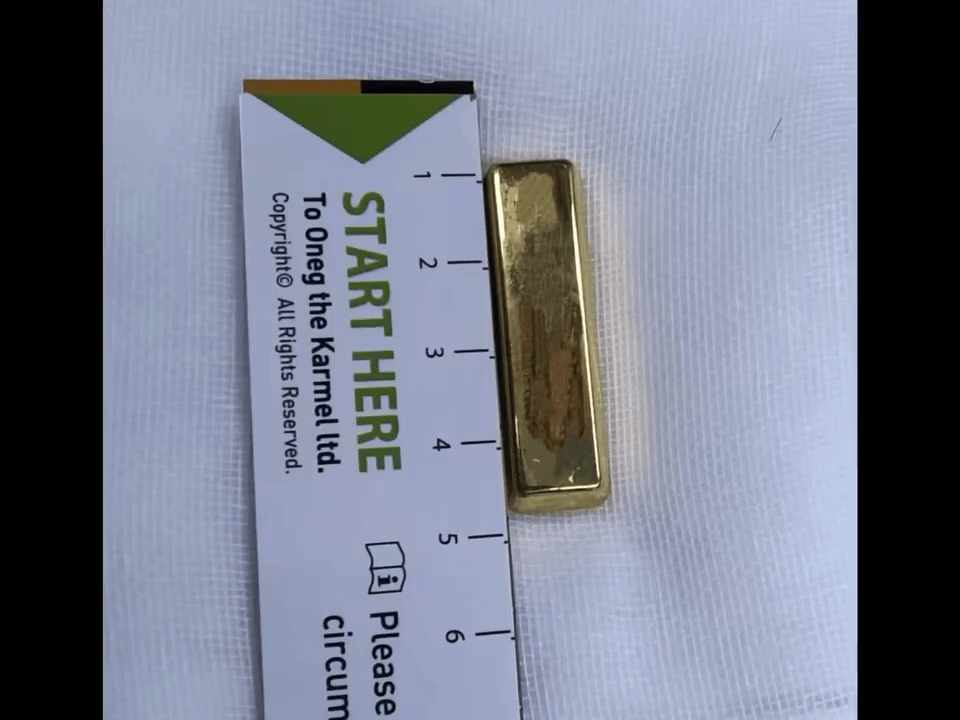5歲女童誤吞50g實心金條,醫生最終順利拿出。 5歲女童誤吞50g實心金條,醫生最終順利拿出。