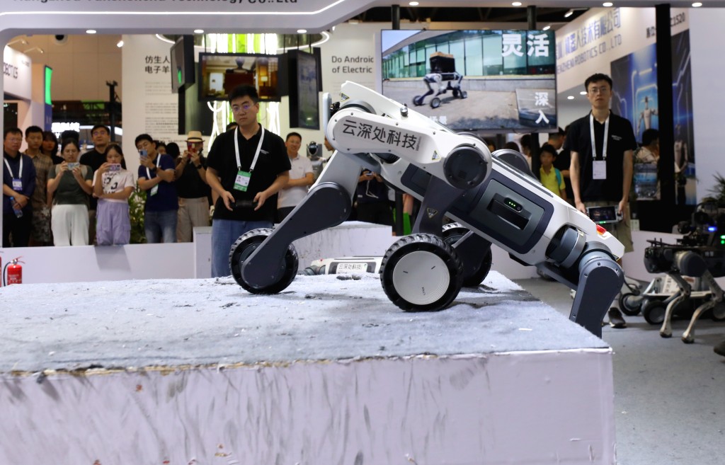 2025世界人工智能大會上，有機械人展示越障的能力。新華社