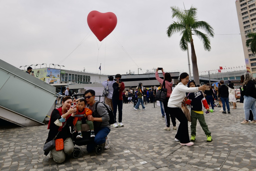 大批市民在尖沙咀鐘樓與Chubby Hearts打卡合照。歐樂年攝