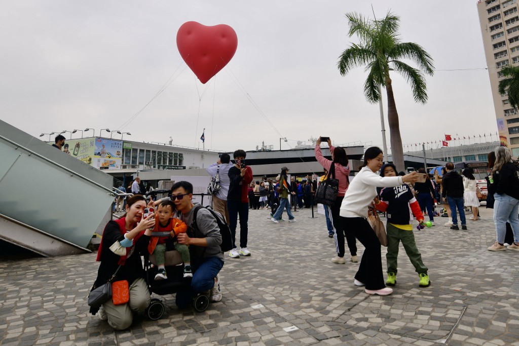 大批市民在尖沙咀钟楼与Chubby Hearts打卡合照。欧乐年摄