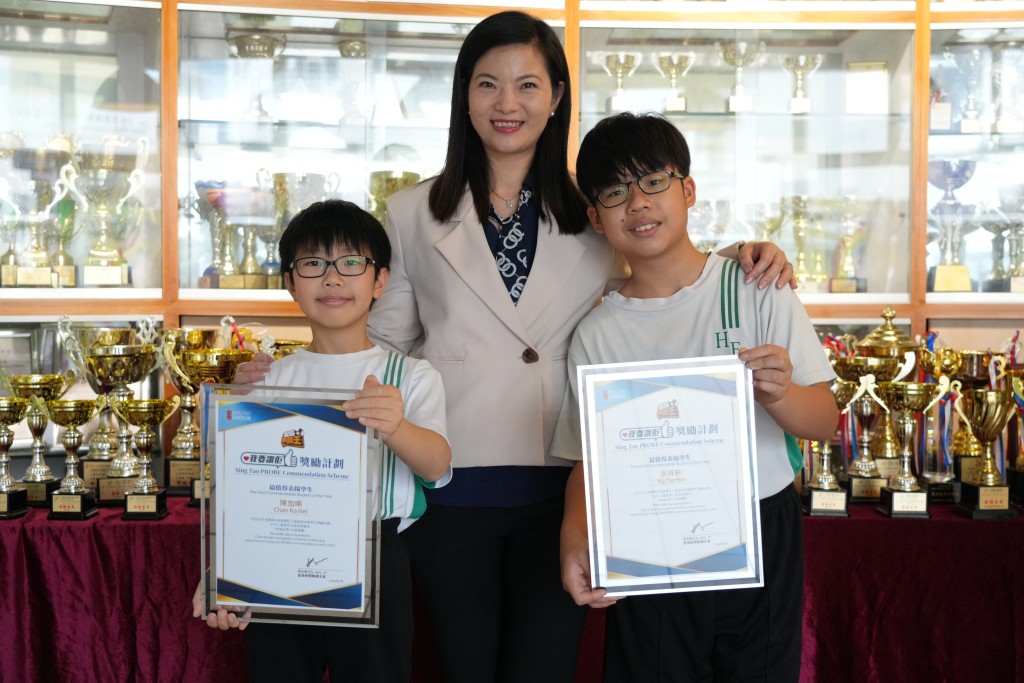 中華基督教會何福堂小學尹淑芬校長與兩位得獎同學留影。  ​