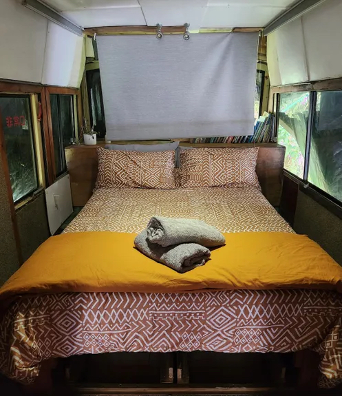 相信是由巴士車廂改裝而成的房間。 Airbnb