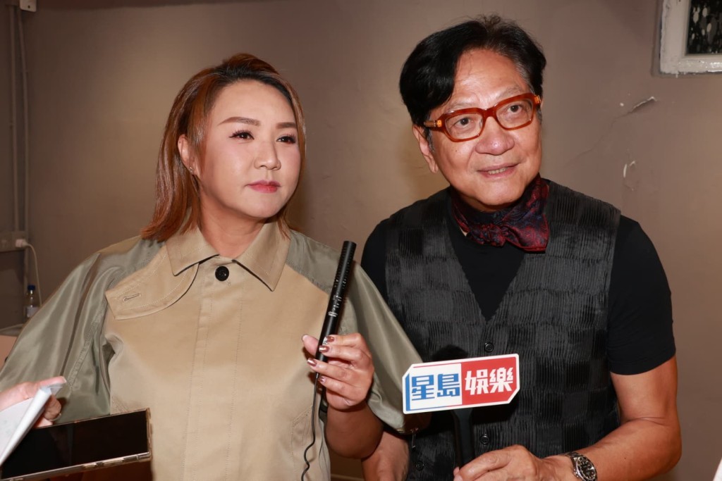 趙浚承、張與辰扮譚詠麟和鍾鎮濤,陳友笑他們跳舞很好笑,夠老土。 趙浚承、張與辰扮譚詠麟和鍾鎮濤,陳友笑他們跳舞很好笑,夠老土。