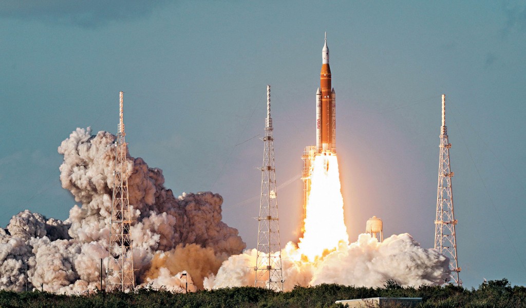 巨大的橙白相間火箭發在甘迺迪太空中心成功發射，發出震耳欲聾的轟鳴聲。