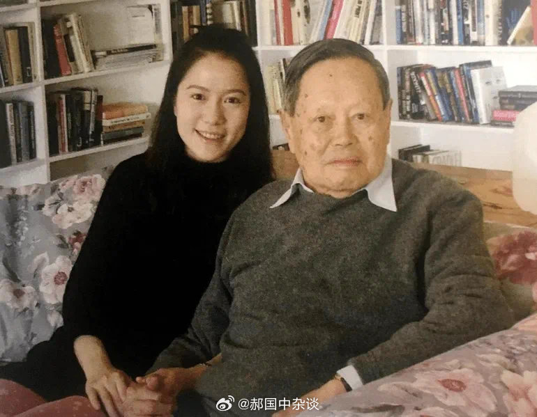 28歲翁帆和82歲楊振寧相愛，曾受到很多質疑。
