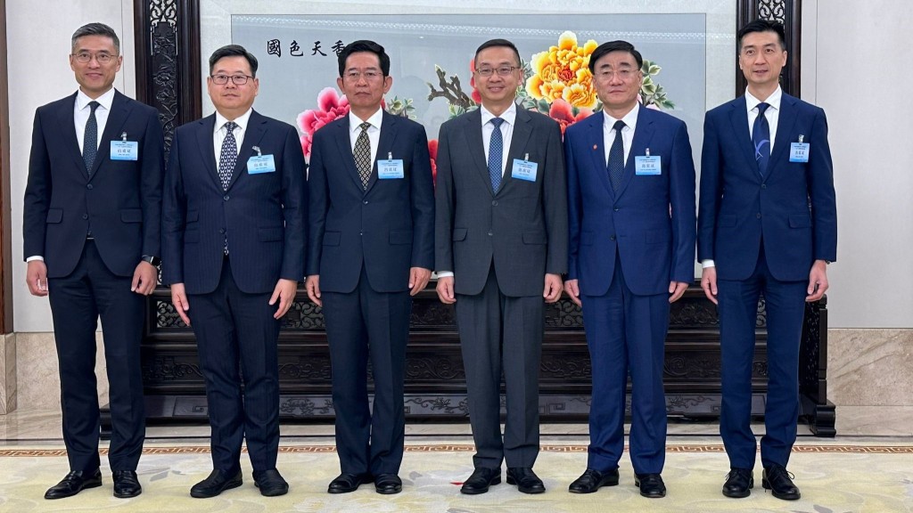 入境處處長郭俊峯(右三)與中華人民共和國公安部副部長、出入境管理局局長王志忠(左三)、出入境管理局副局長張勇(右二)及其他入境處代表合照。政府新聞處