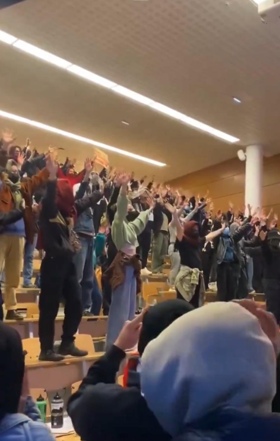 巴黎政治学院的学生举手高呼口号，对加沙群众表达支持。 X