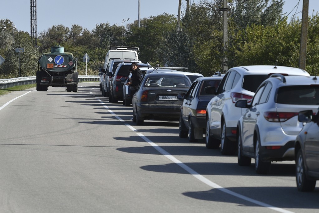 連接克里米亞半島和俄羅斯的渡輪出現汽車排隊。AP圖片