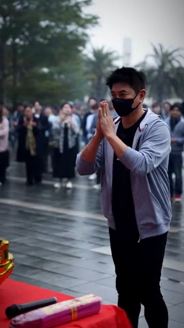 吳奇隆左手無名指戴住婚戒，被網民發現。