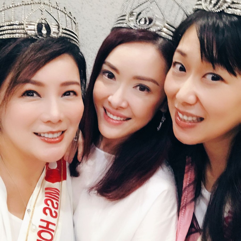 2018年，吴文忻（左）曾与向海岚（中）、赵翠仪庆祝港姐20周年，三人更戴上斤冠现身。