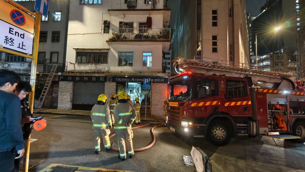 消防到場開喉灌救，迅速將火救熄。