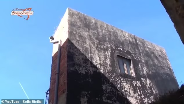 西西里島「怨恨之屋」後面塗上黑色。YouTube