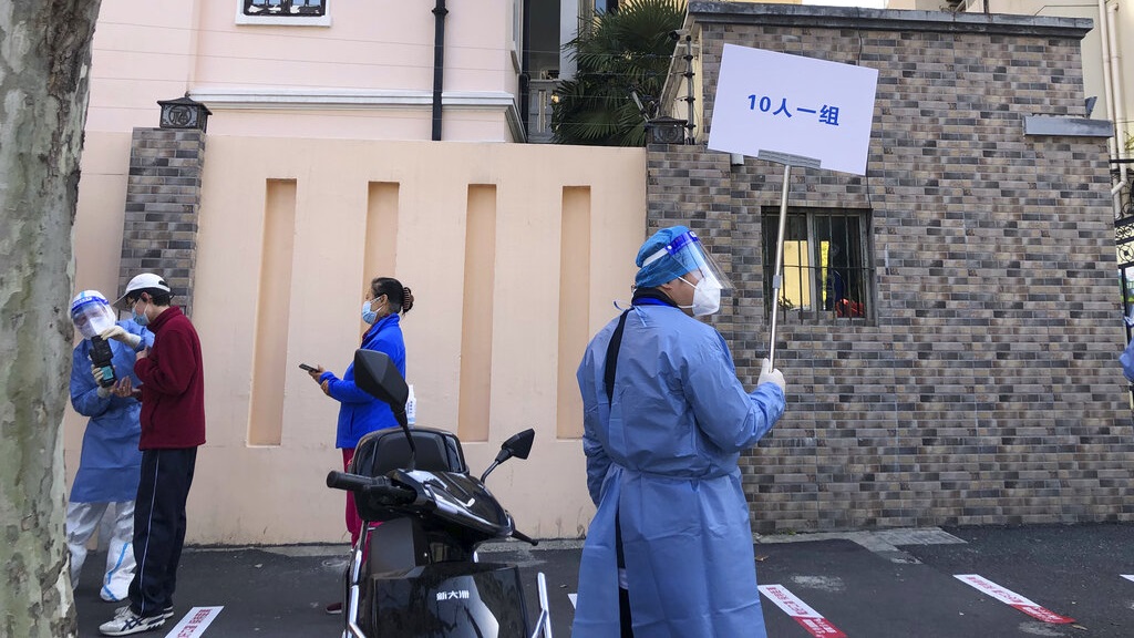 上海今日凌晨3時展開全民核酸檢測。美聯社圖片