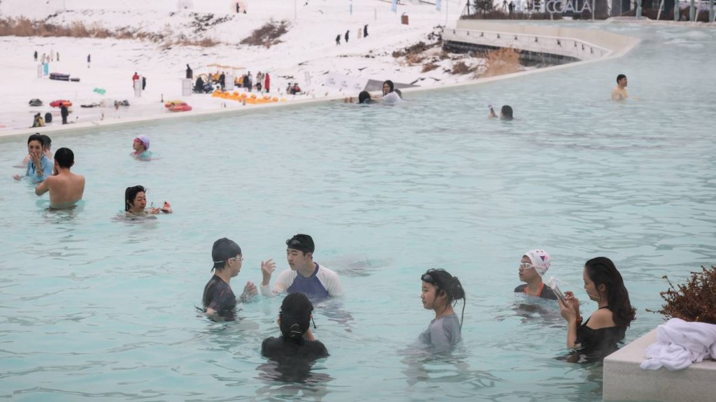 全國年輕族群興起洗浴泡溫泉，消閑減壓。圖為瀋陽一戶外溫泉。新華社