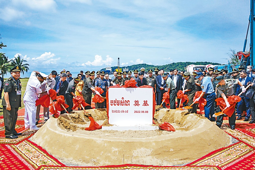 中柬官員昨天出席海軍基地擴建儀式。