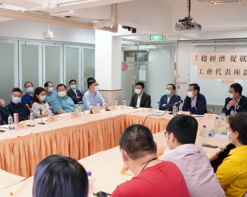 何靖副主任與基層工友互動交流。中聯辦圖片