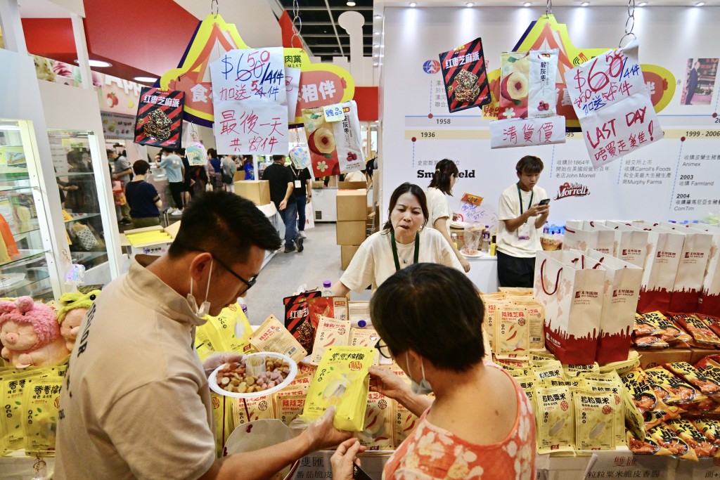 美食博覽最後一日，不少市民無懼天雨入場掃貨。 陳極彰攝