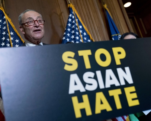 參議院多數黨領袖舒默展示停止仇恨亞裔的標語。AP圖片