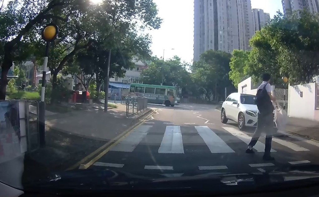 平治直駛過斑馬線。fb車cam L（香港群組）影片截圖