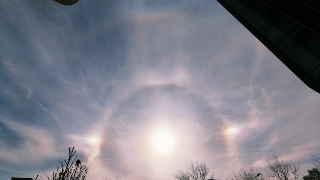 北京昨午出現「三個太陽」的「幻日」奇觀。小紅書