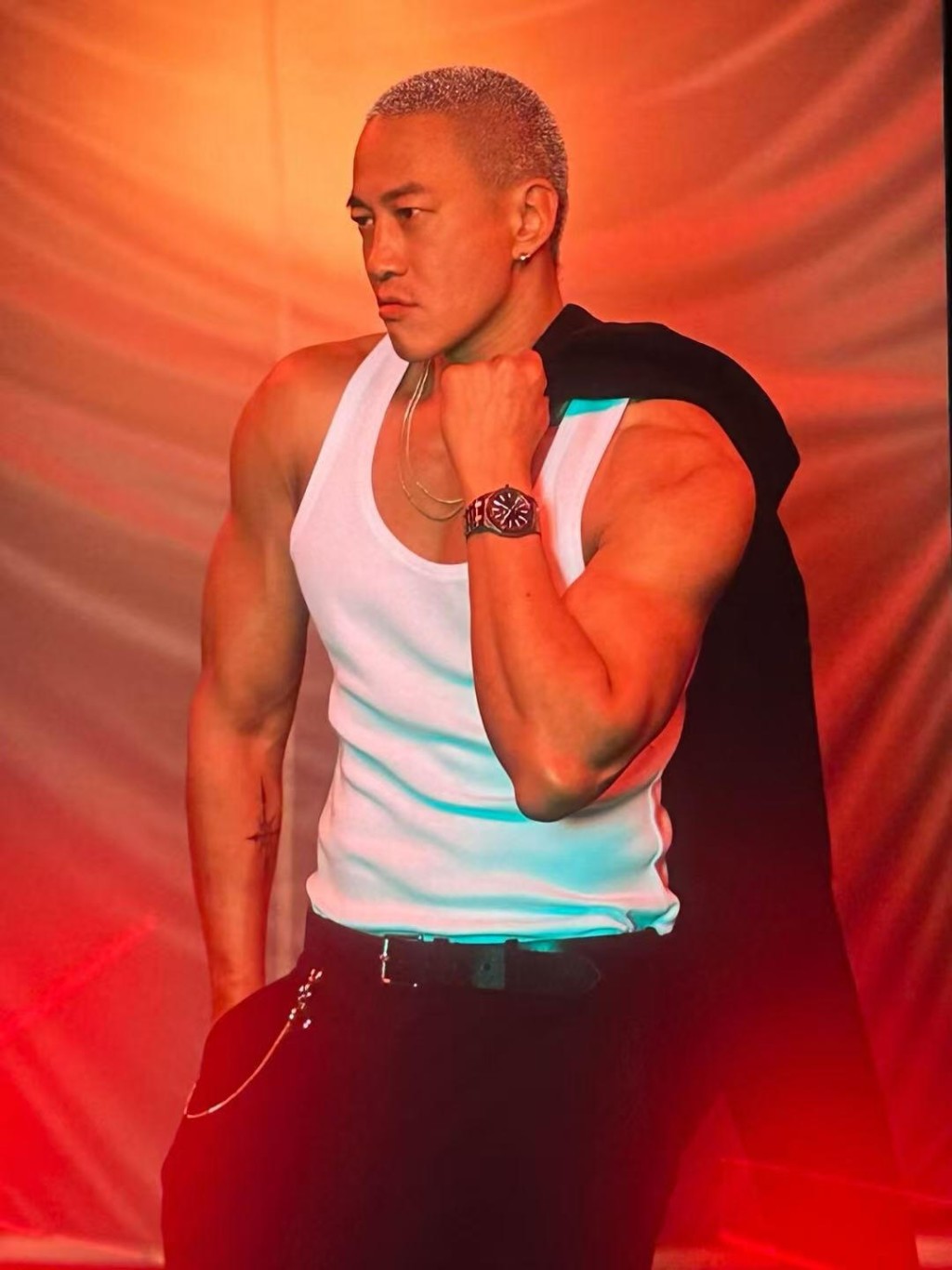 何潤東勤力健身操到好大隻。 何潤東勤力健身操到好大隻。