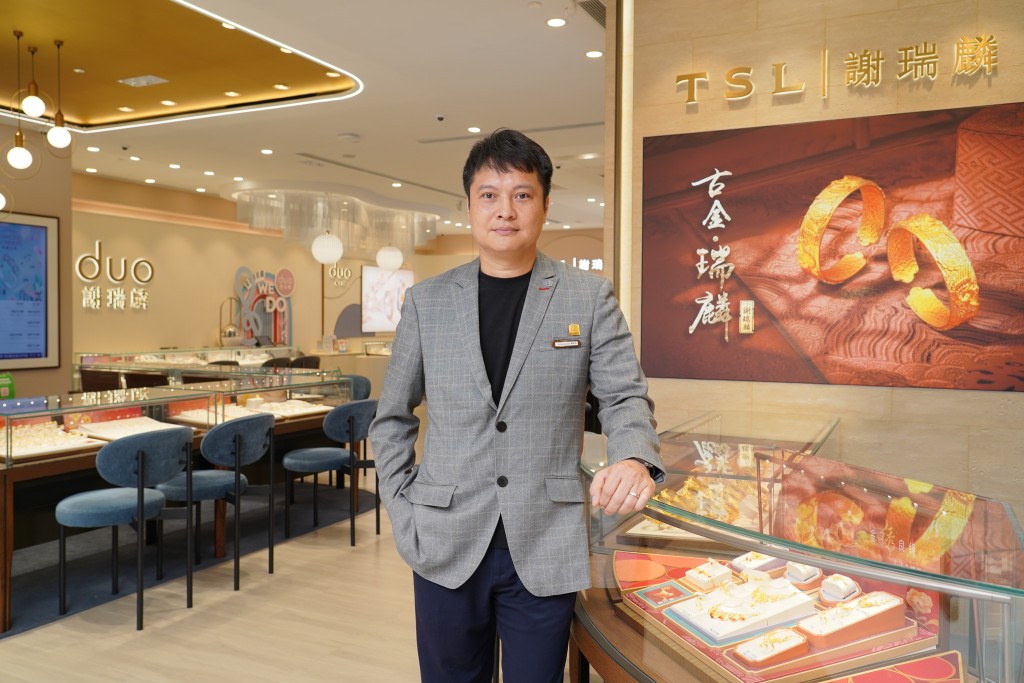 謝瑞麟珠寶副營業經理梁志明從事珠寶銷售15年，深信「服務」是一場心與心的交流。