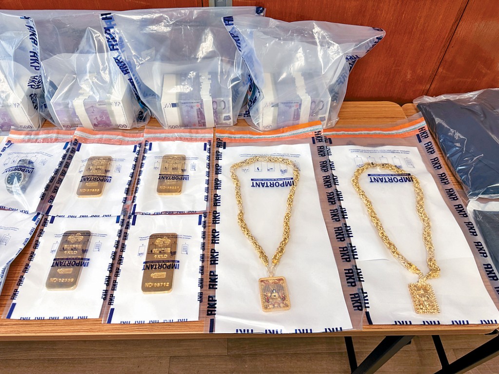 警方在紅磡區一酒店房間拘捕涉案男子,檢獲大批假金飾和一頂懲教署帽等。