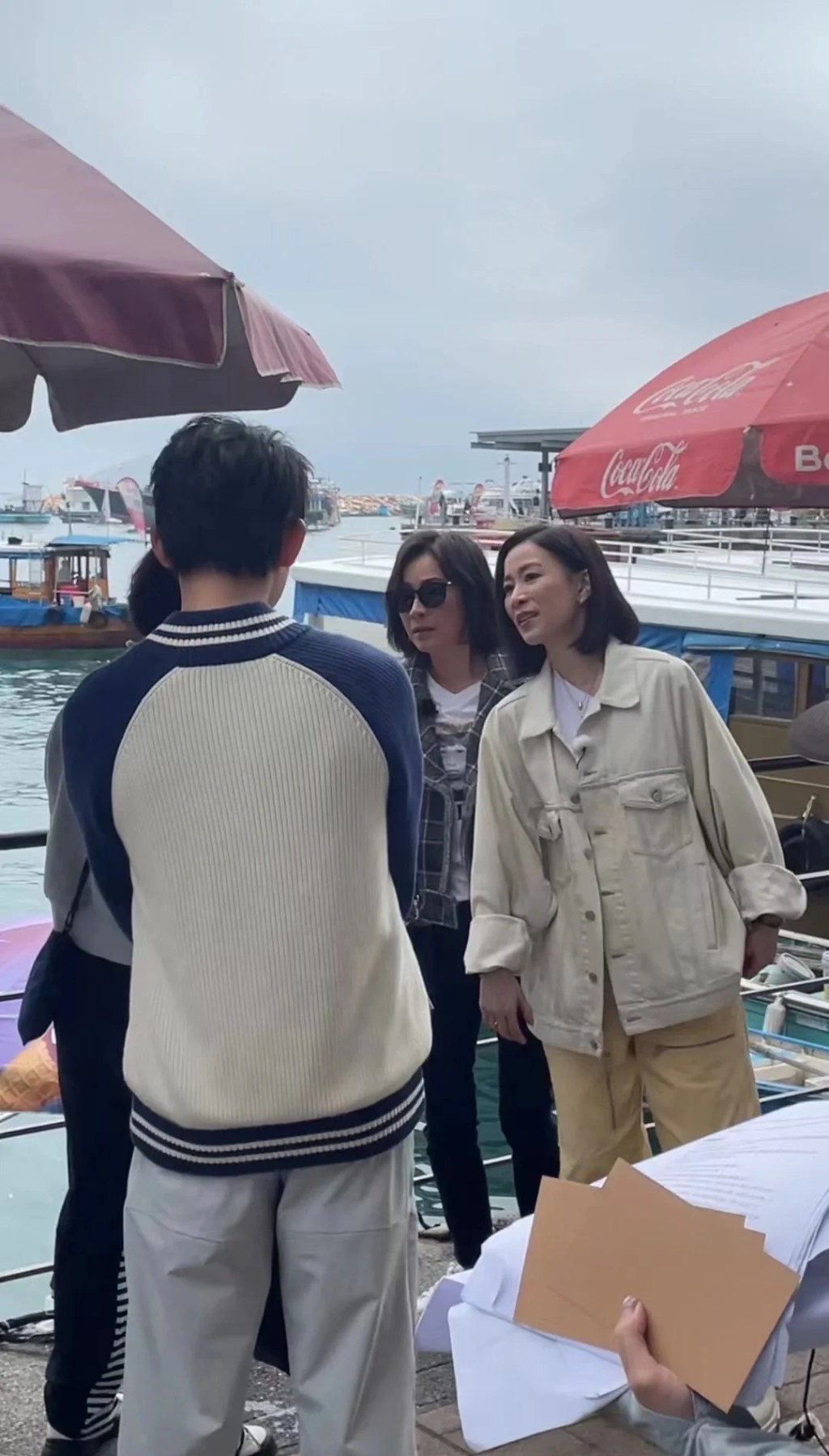 刘嘉玲被拍到与曾被封「小刘嘉玲」的佘诗曼在西贡码头拍摄《嘉人自友约》。