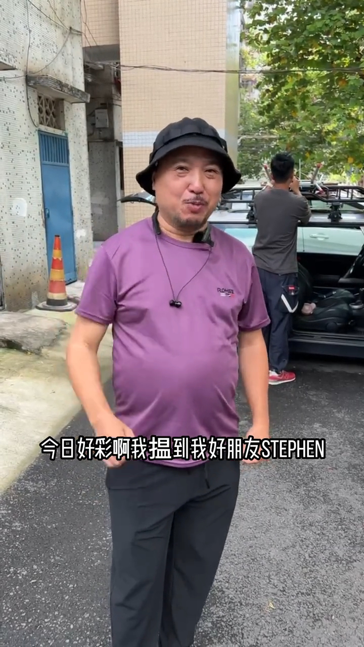 日前古明华再贴新片，终于出发去卖鱼蛋，还找来前TVB艺人好友汤俊明帮手。