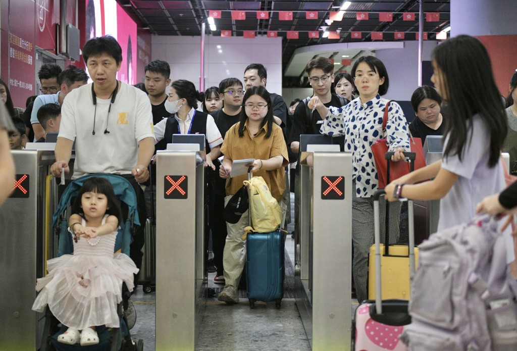 約3.6萬人次經高鐵西九龍站進入本港。陳浩元攝