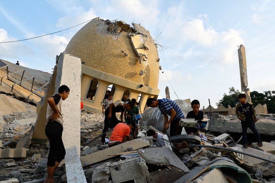 以色列遇袭后，不断轰炸加沙地带报复，同样造成大量巴勒斯坦平民死伤。路透社