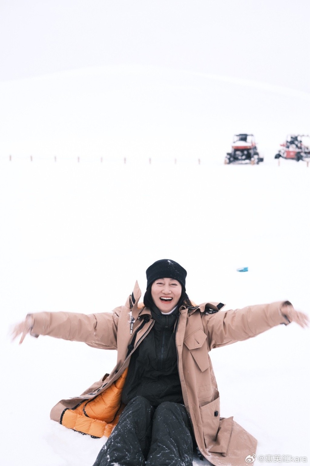 惠英红似乎很喜欢玩雪。