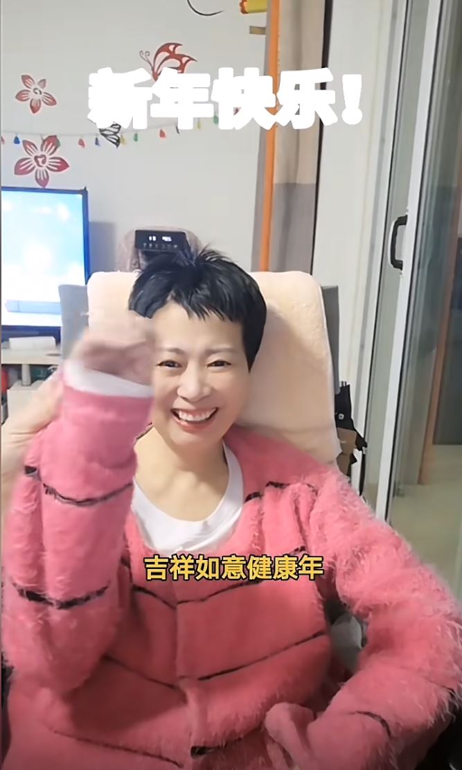 李小中患漸凍人症，現在生活已不能自理。抖音