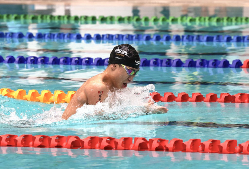 学界D1泳赛，男拔萃张智杰在100米蛙泳破纪录夺金。 本报记者摄