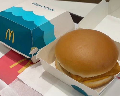 麥當勞魚柳包換上海浪圖案新包裝。
