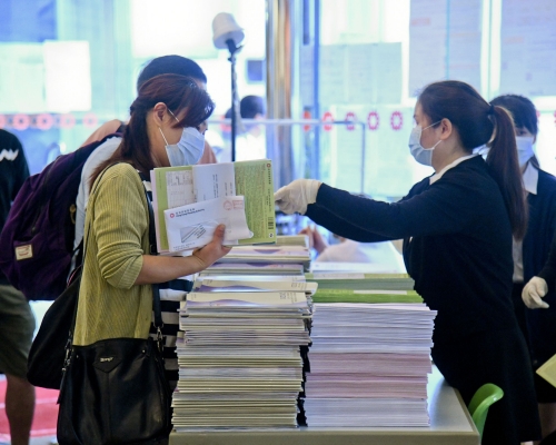 房委會客務中心累計派出約19,200份申請表。 資料圖片
