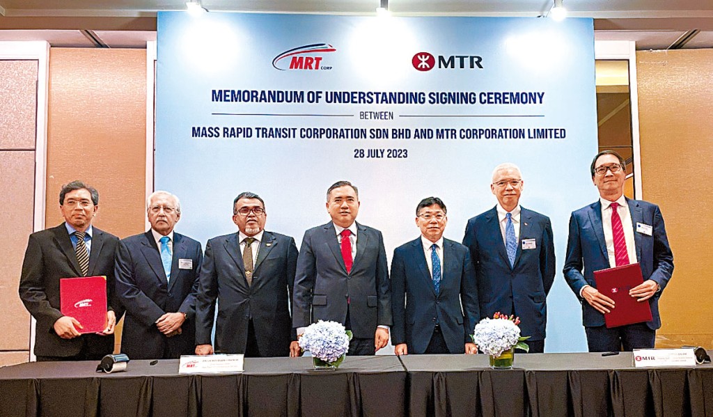 運輸局局長林世雄（右三）訪馬期間，見證港鐵與當地捷運公司MRT Corp簽訂合作備忘錄。