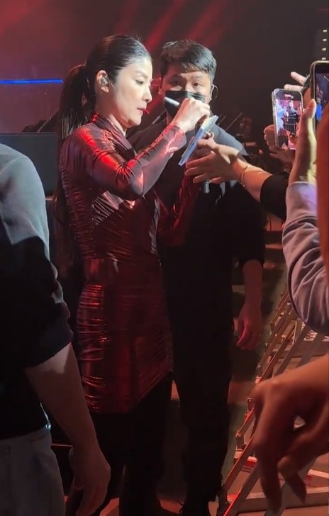 陈慧琳被粉丝拍下的照片，见到双下巴。
