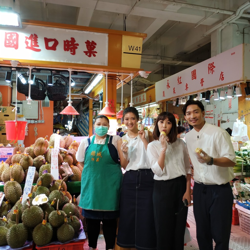 Jennifer獲賣生果姐姐,請食至愛的榴槤。