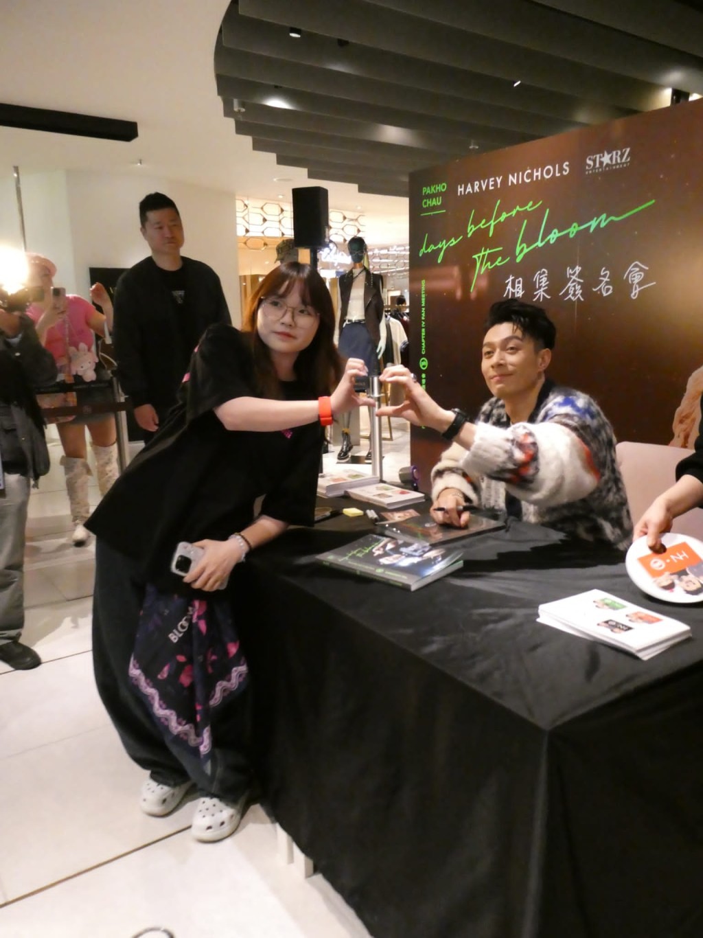 该活动今早6时有超过800人在场外。